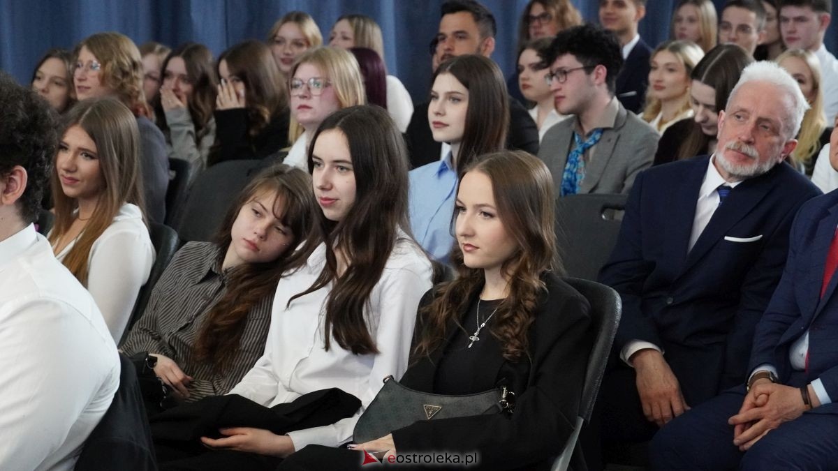 Maturzyści I LO im. Gen. Józefa Bema odebrali świadectwa dojrzałości [24.04.2026] - zdjęcie #68 - eOstroleka.pl