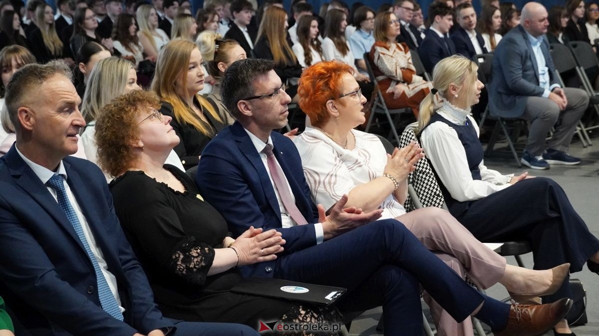 Maturzyści I LO im. Gen. Józefa Bema odebrali świadectwa dojrzałości [24.04.2026] - zdjęcie #54 - eOstroleka.pl