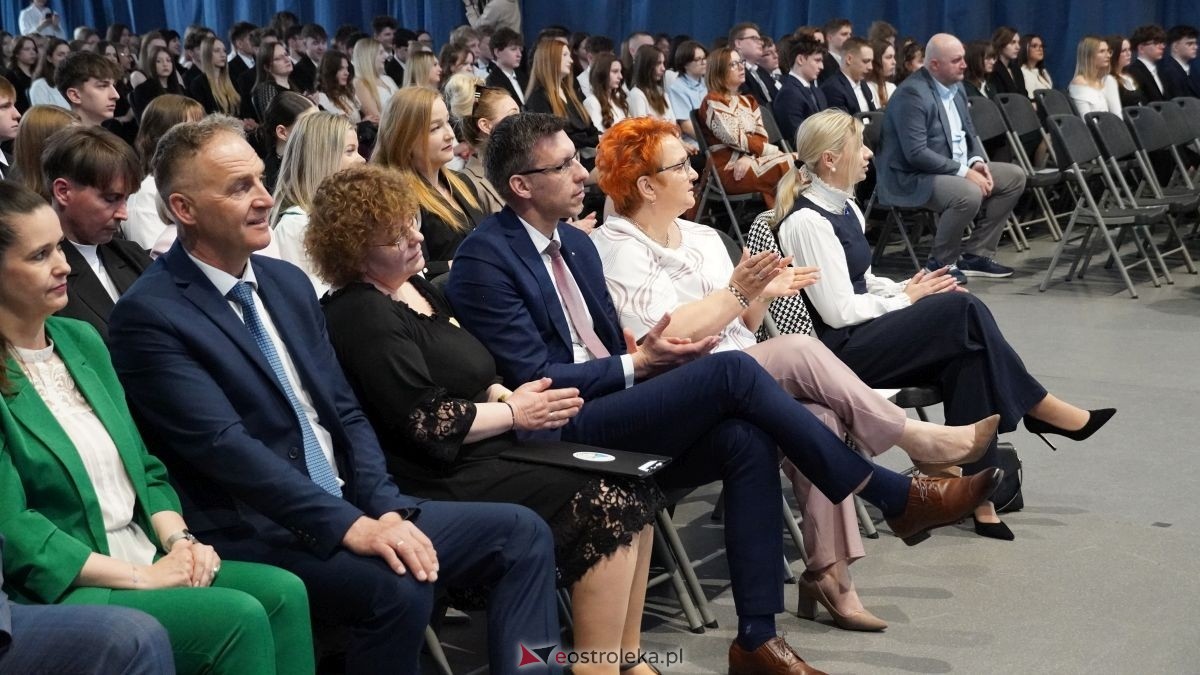 Maturzyści I LO im. Gen. Józefa Bema odebrali świadectwa dojrzałości [24.04.2026] - zdjęcie #52 - eOstroleka.pl