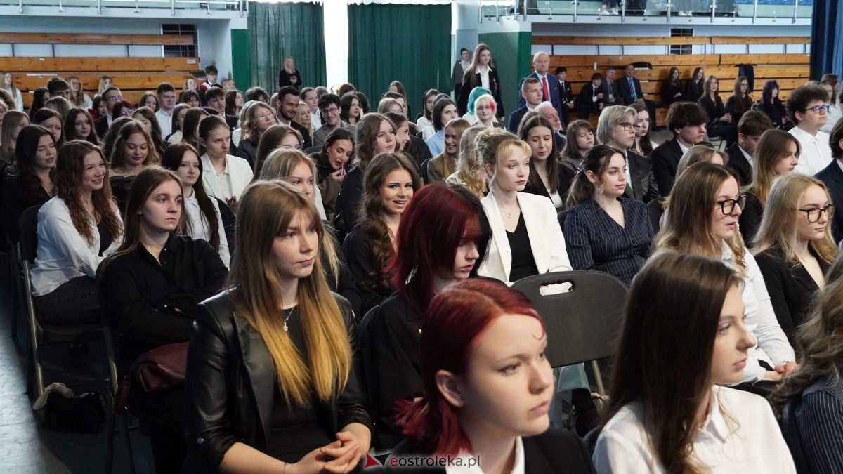 Maturzyści I LO im. Gen. Józefa Bema odebrali świadectwa dojrzałości [24.04.2026] - zdjęcie #48 - eOstroleka.pl