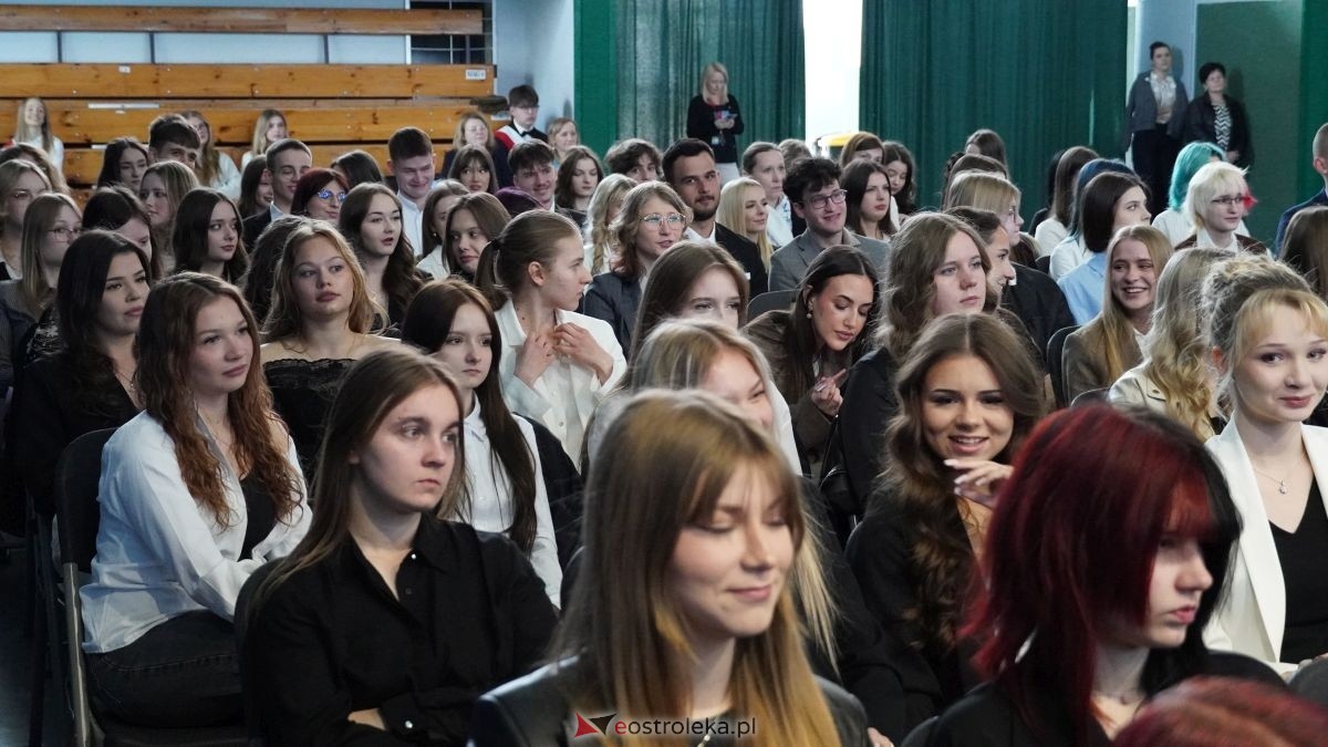 Maturzyści I LO im. Gen. Józefa Bema odebrali świadectwa dojrzałości [24.04.2026] - zdjęcie #47 - eOstroleka.pl
