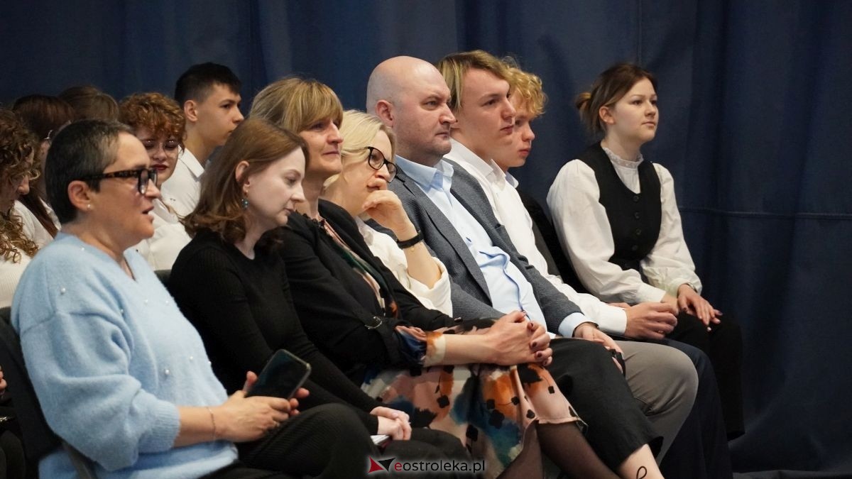 Maturzyści I LO im. Gen. Józefa Bema odebrali świadectwa dojrzałości [24.04.2026] - zdjęcie #39 - eOstroleka.pl