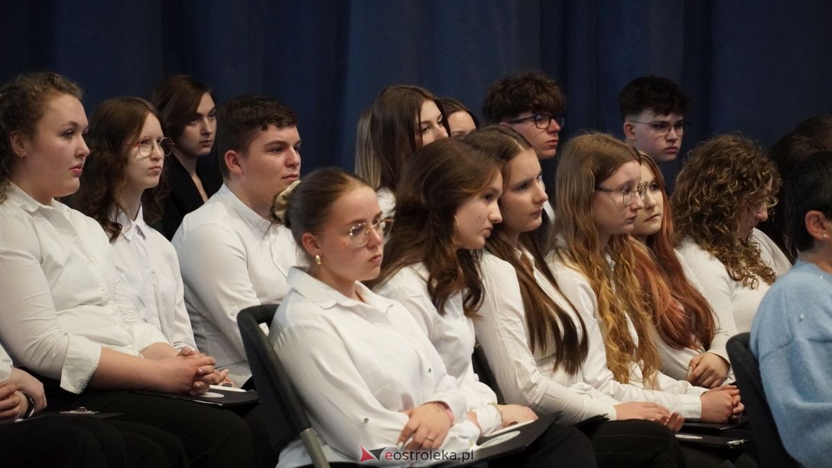 Maturzyści I LO im. Gen. Józefa Bema odebrali świadectwa dojrzałości [24.04.2026] - zdjęcie #38 - eOstroleka.pl