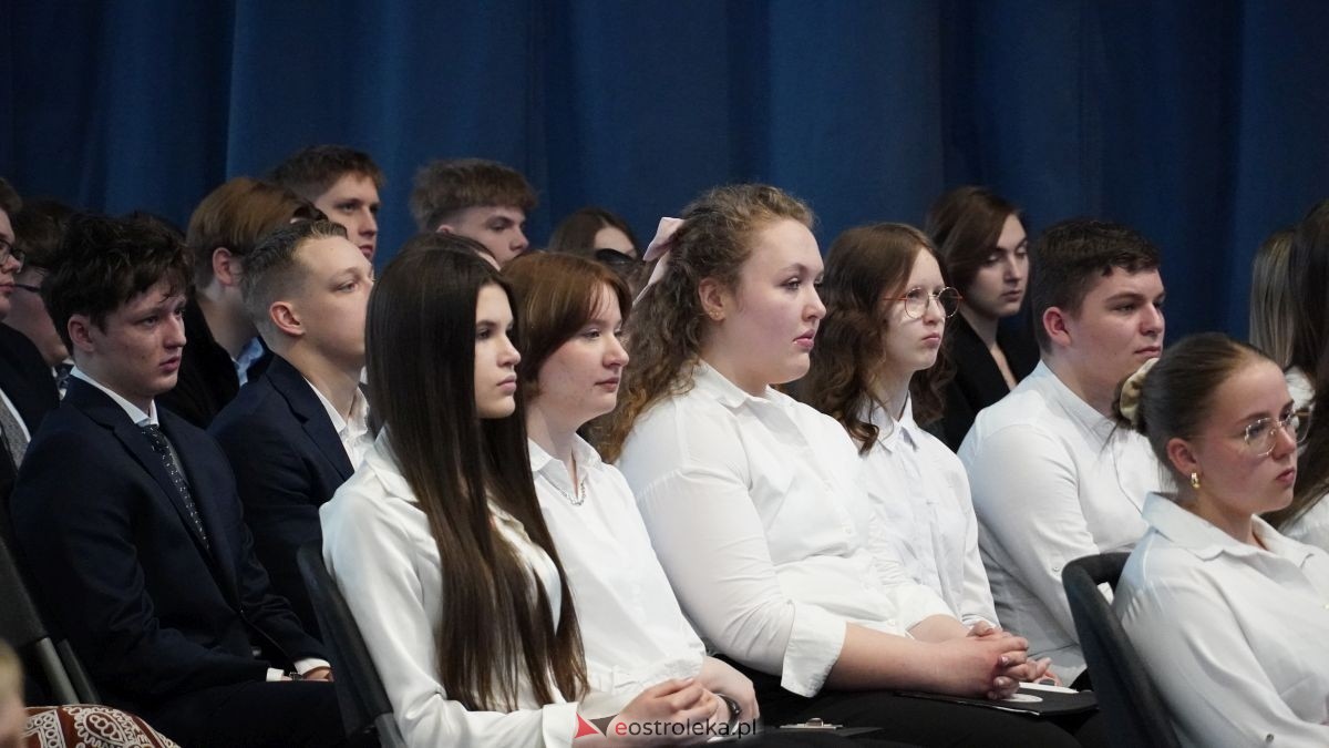 Maturzyści I LO im. Gen. Józefa Bema odebrali świadectwa dojrzałości [24.04.2026] - zdjęcie #37 - eOstroleka.pl