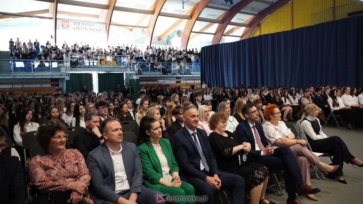 Maturzyści I LO im. Gen. Józefa Bema odebrali świadectwa dojrzałości [24.04.2026] - zdjęcie #36 - eOstroleka.pl