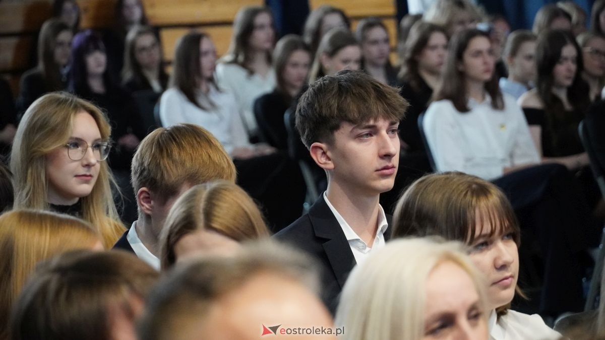 Maturzyści I LO im. Gen. Józefa Bema odebrali świadectwa dojrzałości [24.04.2026] - zdjęcie #35 - eOstroleka.pl