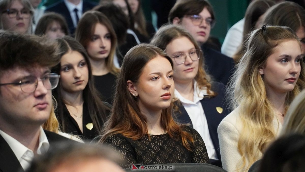 Maturzyści I LO im. Gen. Józefa Bema odebrali świadectwa dojrzałości [24.04.2026] - zdjęcie #34 - eOstroleka.pl