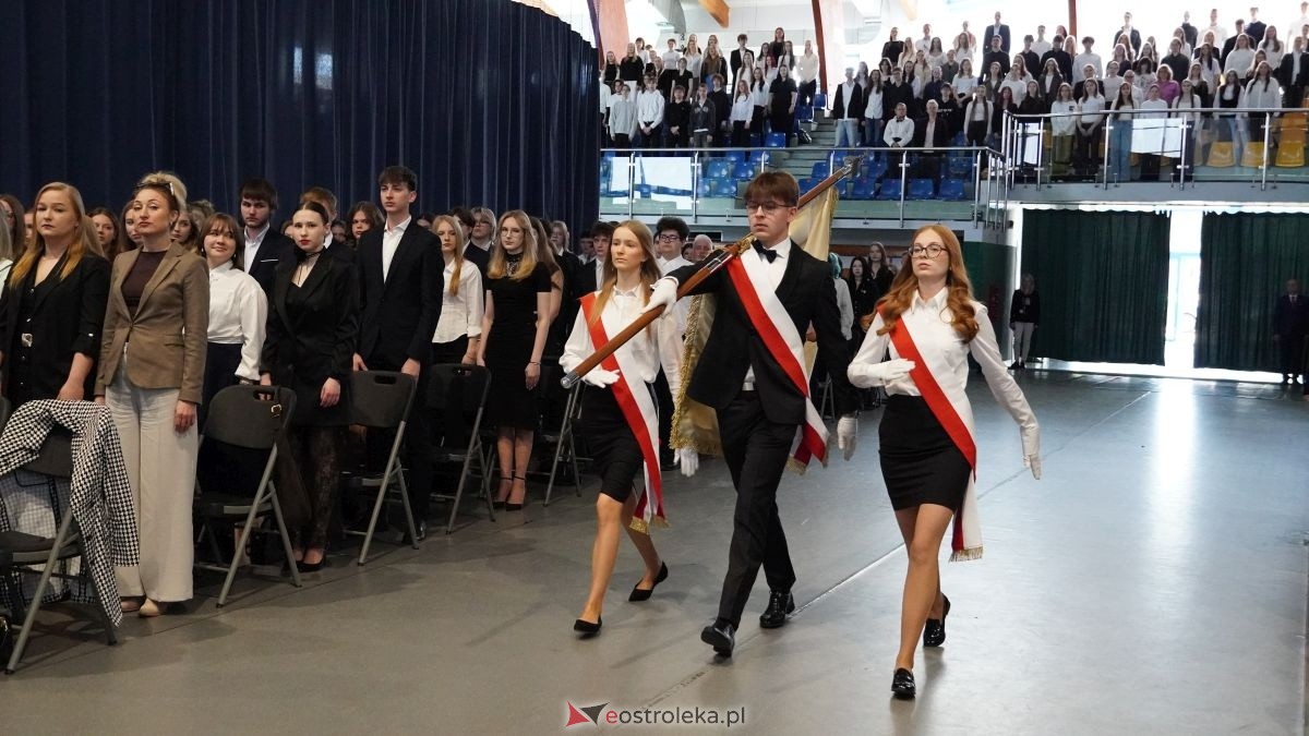 Maturzyści I LO im. Gen. Józefa Bema odebrali świadectwa dojrzałości [24.04.2026] - zdjęcie #32 - eOstroleka.pl
