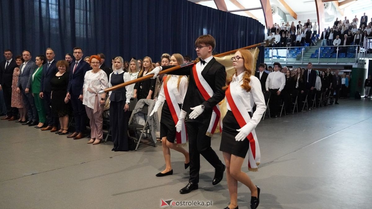 Maturzyści I LO im. Gen. Józefa Bema odebrali świadectwa dojrzałości [24.04.2026] - zdjęcie #31 - eOstroleka.pl