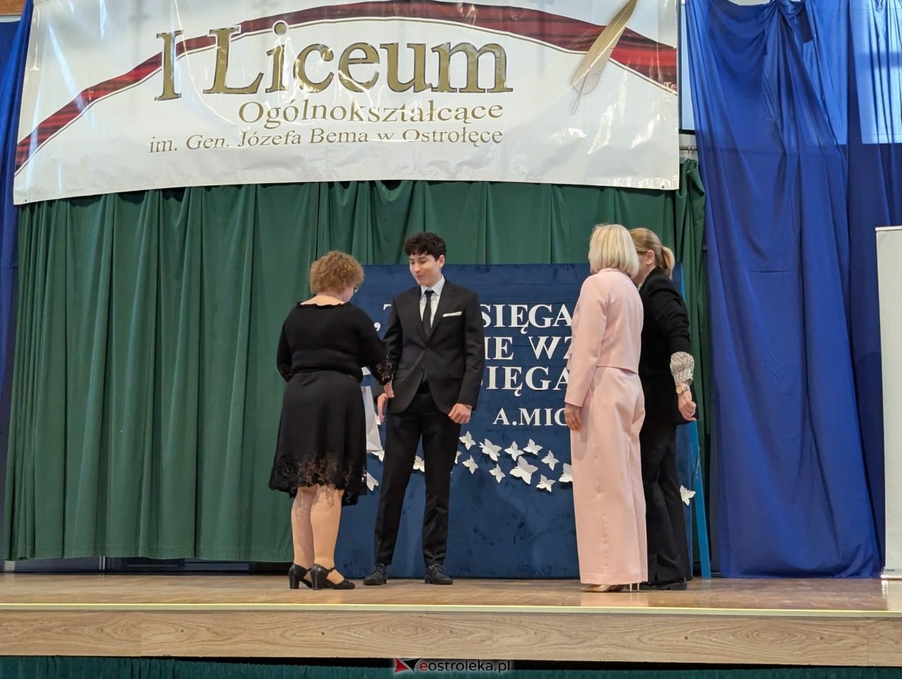 Maturzyści I LO im. Gen. Józefa Bema odebrali świadectwa dojrzałości [24.04.2026] - zdjęcie #14 - eOstroleka.pl