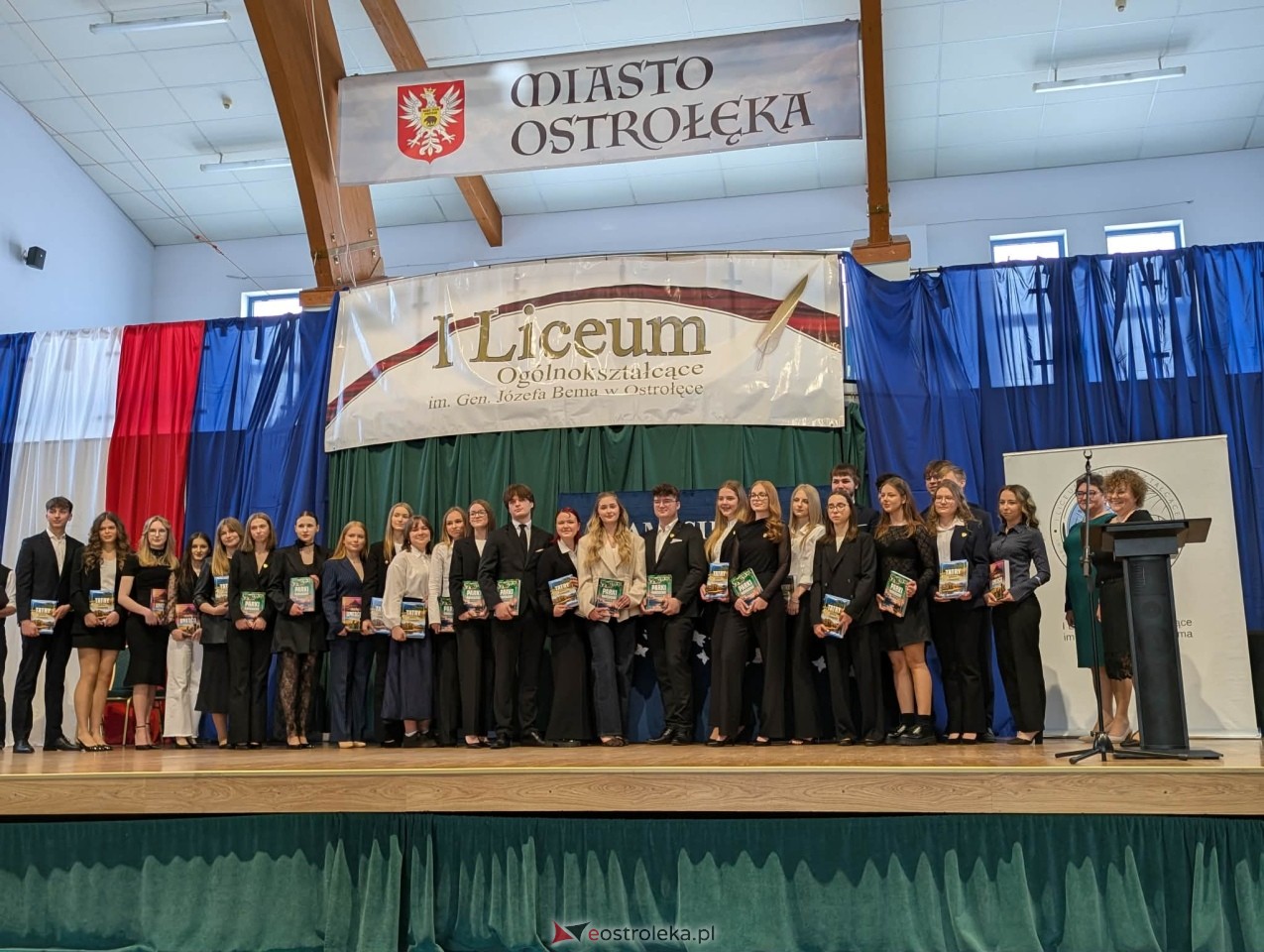 Maturzyści I LO im. Gen. Józefa Bema odebrali świadectwa dojrzałości [24.04.2026] - zdjęcie #13 - eOstroleka.pl