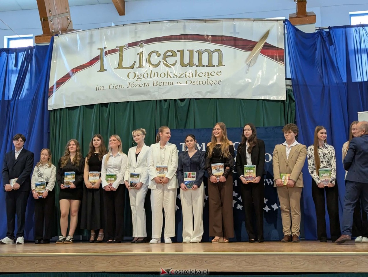 Maturzyści I LO im. Gen. Józefa Bema odebrali świadectwa dojrzałości [24.04.2026] - zdjęcie #11 - eOstroleka.pl