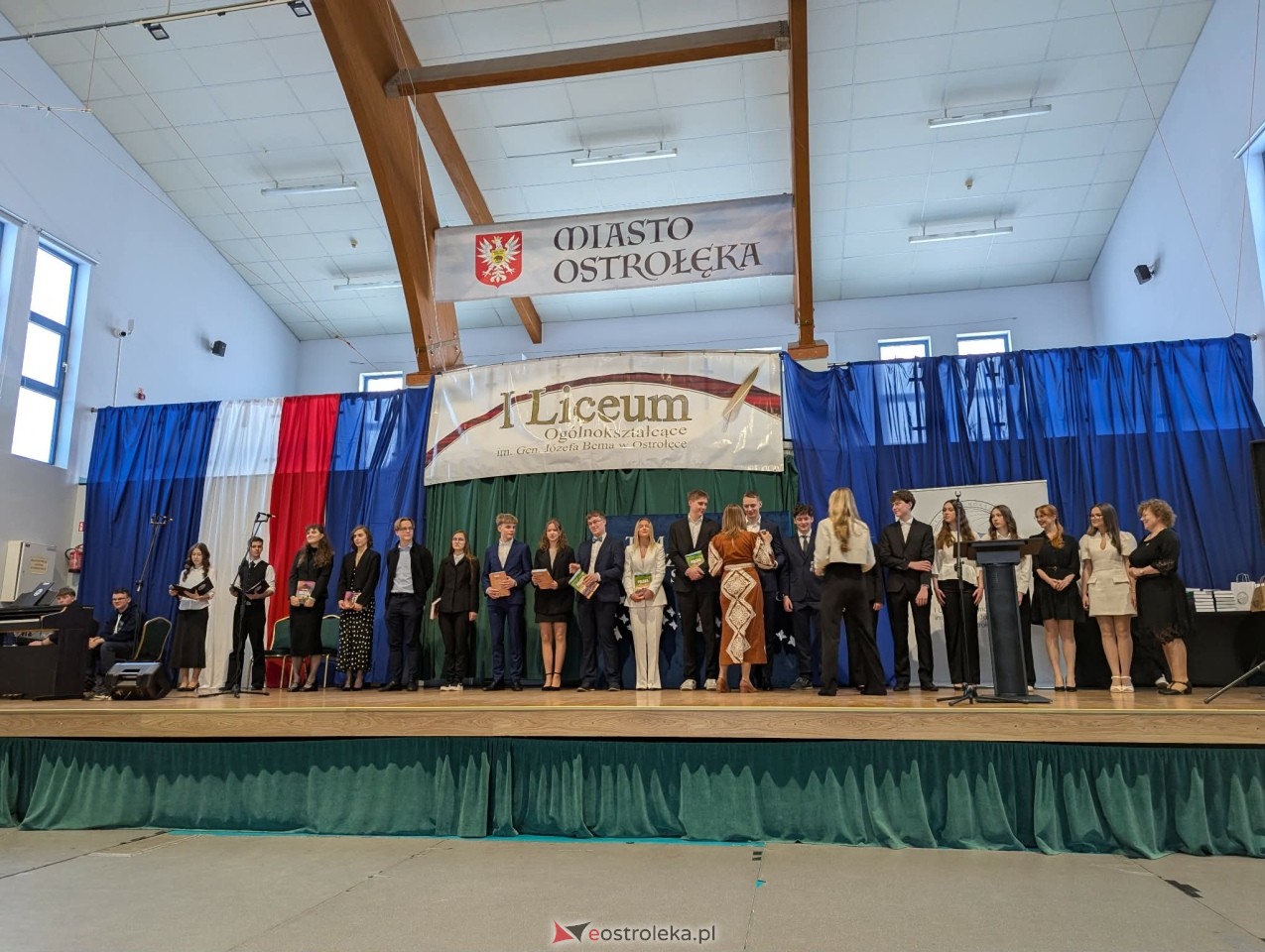 Maturzyści I LO im. Gen. Józefa Bema odebrali świadectwa dojrzałości [24.04.2026] - zdjęcie #9 - eOstroleka.pl