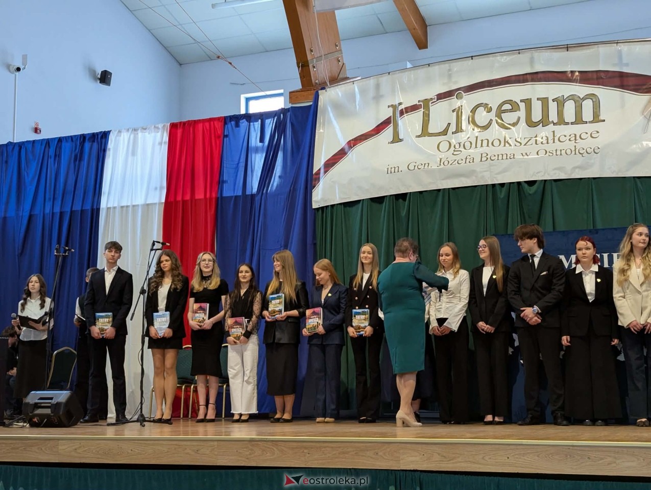 Maturzyści I LO im. Gen. Józefa Bema odebrali świadectwa dojrzałości [24.04.2026] - zdjęcie #7 - eOstroleka.pl