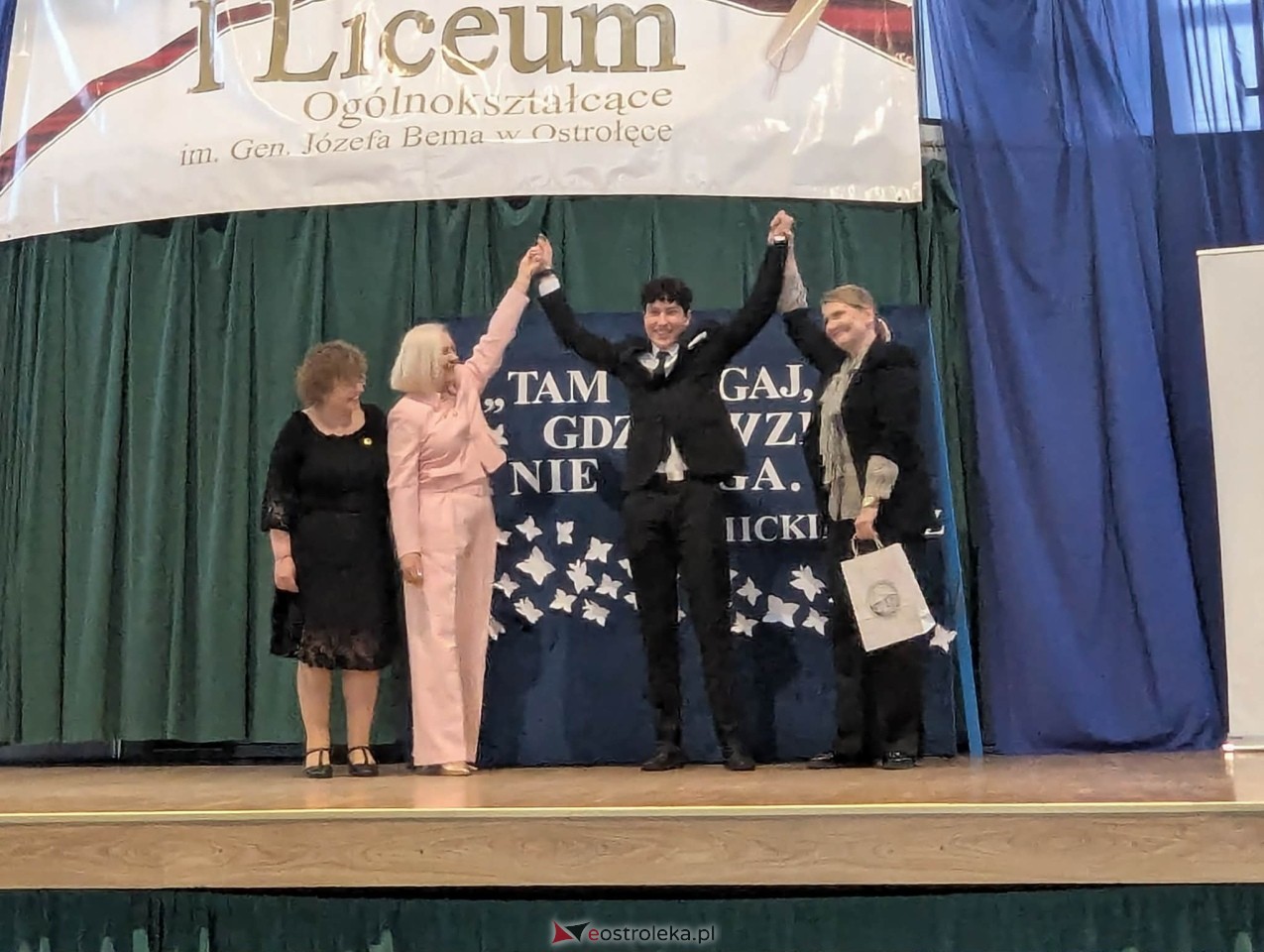 Maturzyści I LO im. Gen. Józefa Bema odebrali świadectwa dojrzałości [24.04.2026] - zdjęcie #4 - eOstroleka.pl