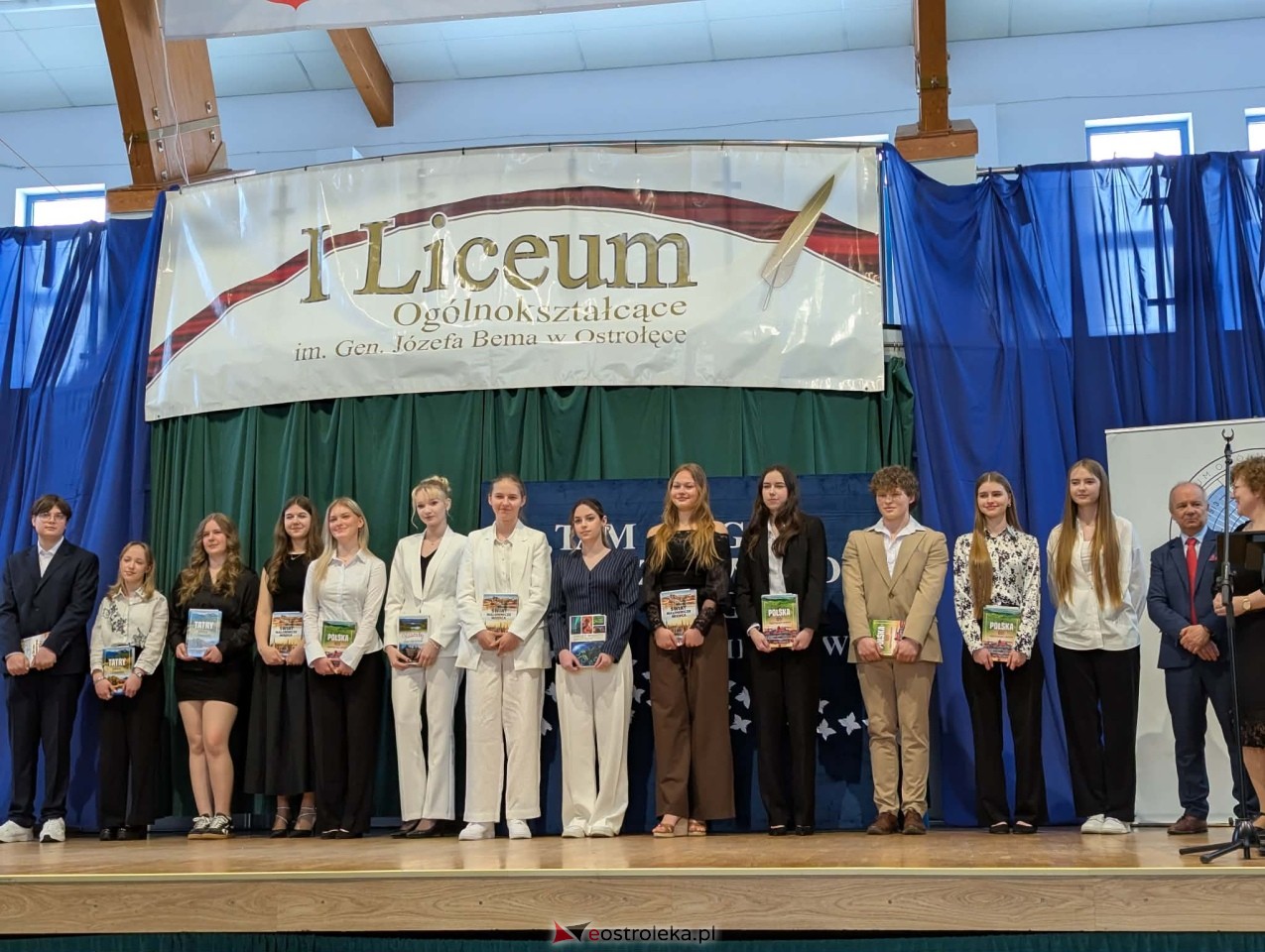 Maturzyści I LO im. Gen. Józefa Bema odebrali świadectwa dojrzałości [24.04.2026] - zdjęcie #3 - eOstroleka.pl