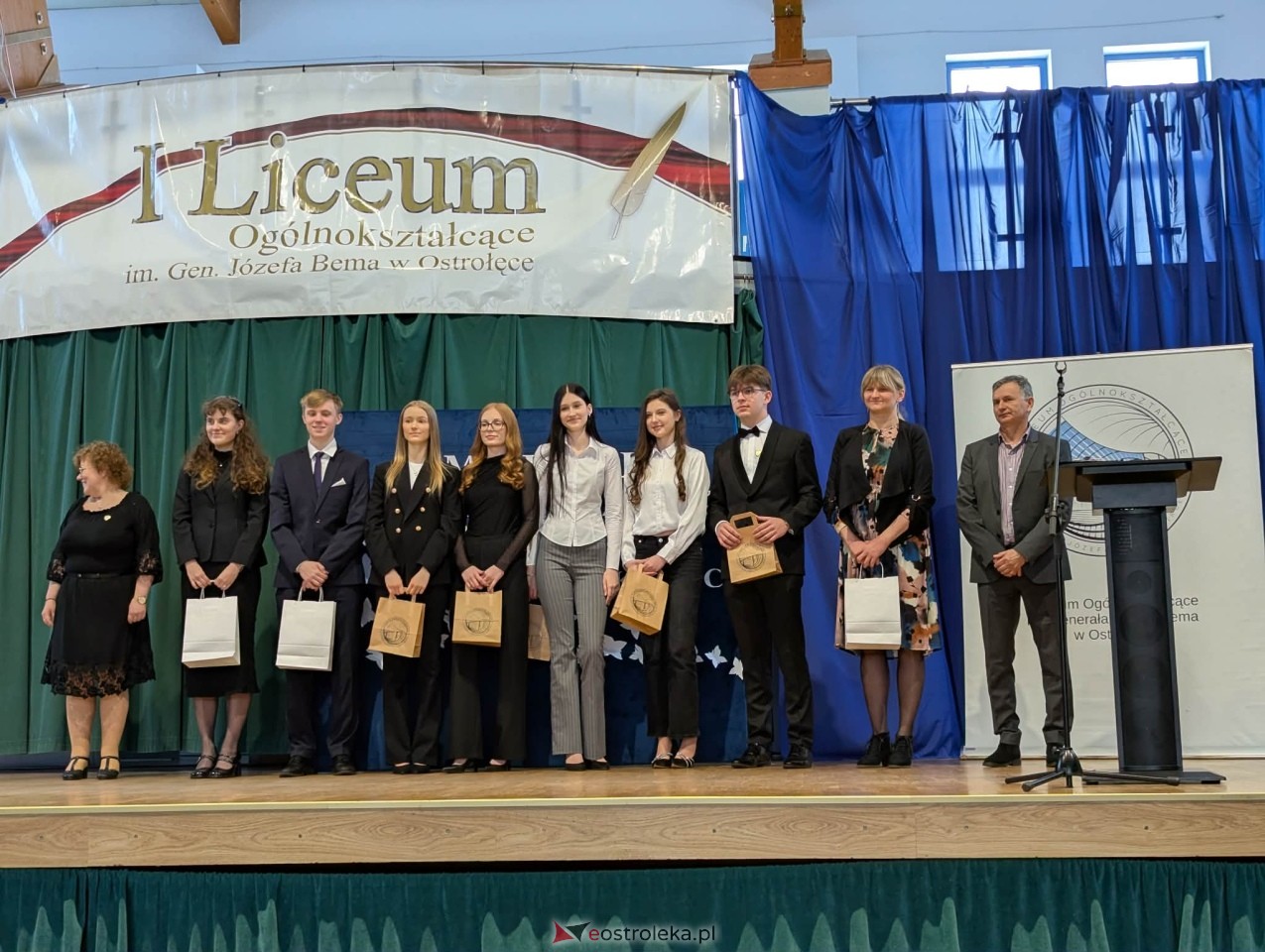 Maturzyści I LO im. Gen. Józefa Bema odebrali świadectwa dojrzałości [24.04.2026] - zdjęcie #2 - eOstroleka.pl