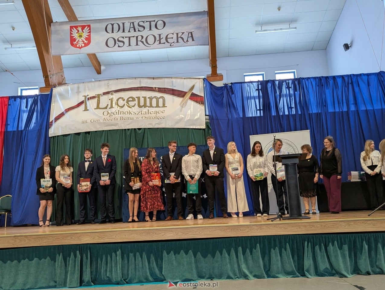 Maturzyści I LO im. Gen. Józefa Bema odebrali świadectwa dojrzałości [24.04.2026] - zdjęcie #1 - eOstroleka.pl