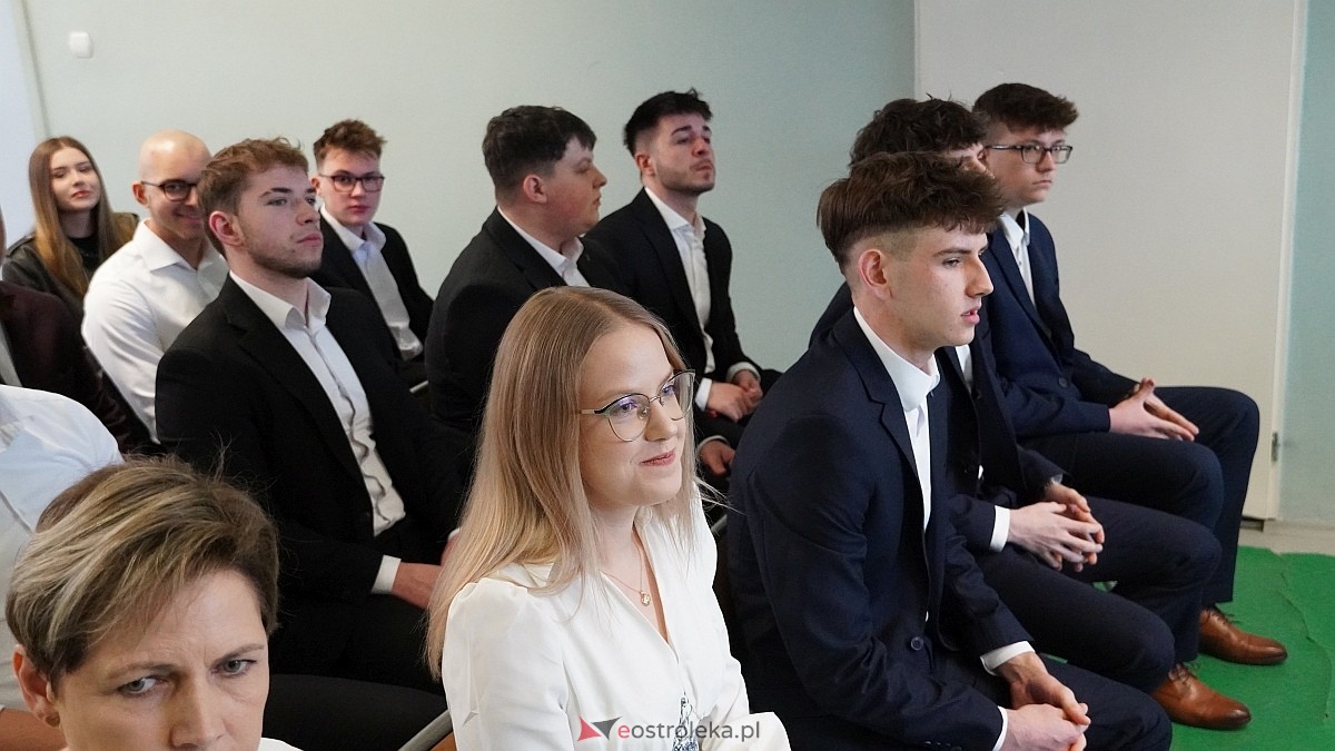 Rozdanie świadectw maturalnych w ZSZ nr 1 [24.04.2026] - zdjęcie #59 - eOstroleka.pl