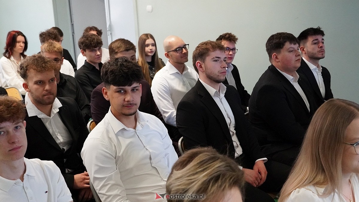 Rozdanie świadectw maturalnych w ZSZ nr 1 [24.04.2026] - zdjęcie #58 - eOstroleka.pl