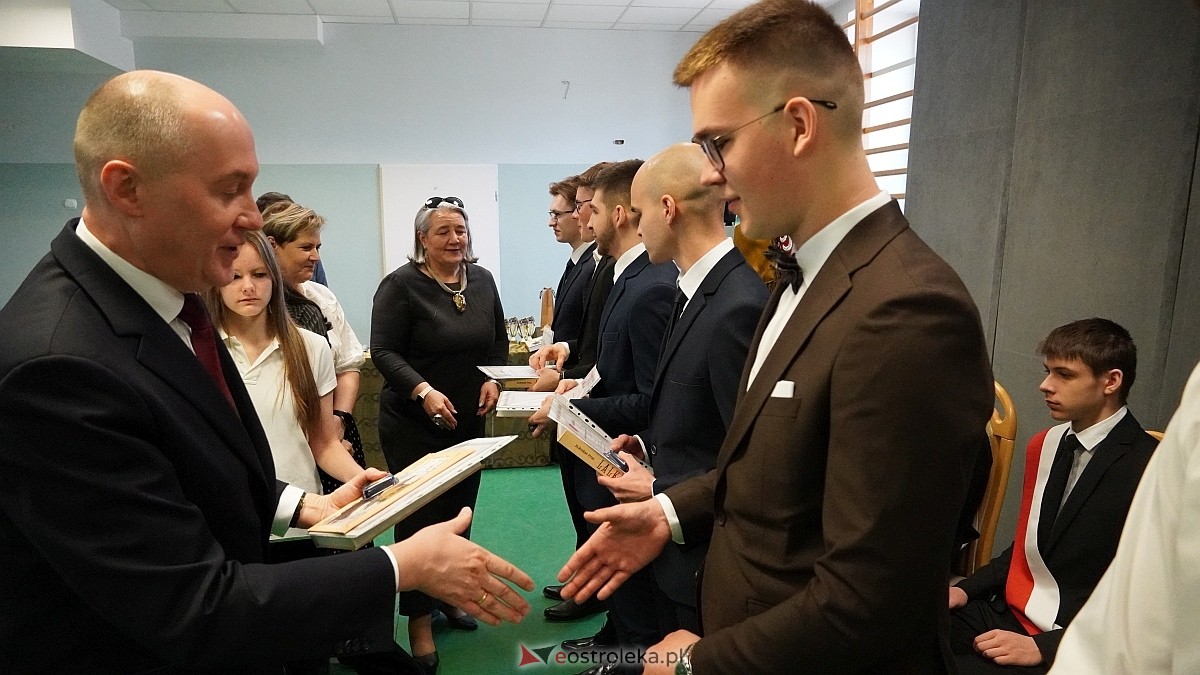 Rozdanie świadectw maturalnych w ZSZ nr 1 [24.04.2026] - zdjęcie #11 - eOstroleka.pl