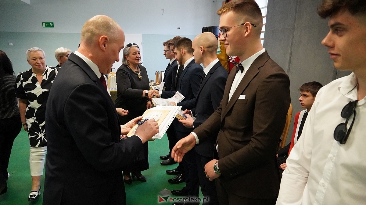 Rozdanie świadectw maturalnych w ZSZ nr 1 [24.04.2026] - zdjęcie #10 - eOstroleka.pl