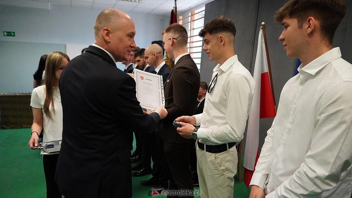 Rozdanie świadectw maturalnych w ZSZ nr 1 [24.04.2026] - zdjęcie #8 - eOstroleka.pl