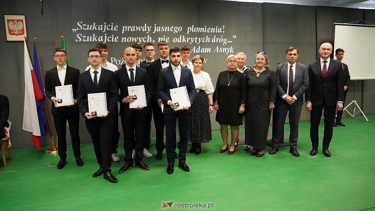 Rozdanie świadectw maturalnych w ZSZ nr 1 [24.04.2026] - zdjęcie #1 - eOstroleka.pl