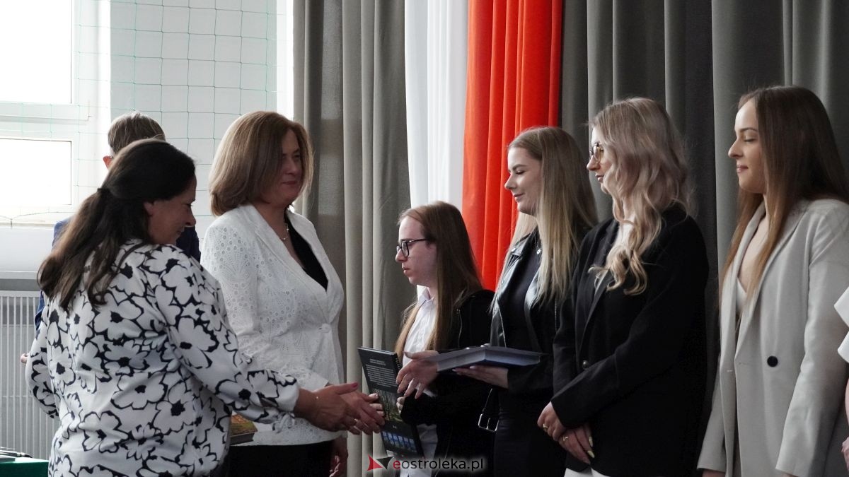 Zakończenie roku maturzystów z ZSZ nr 2 w Ostrołęce [24.04.2026] - zdjęcie #9 - eOstroleka.pl