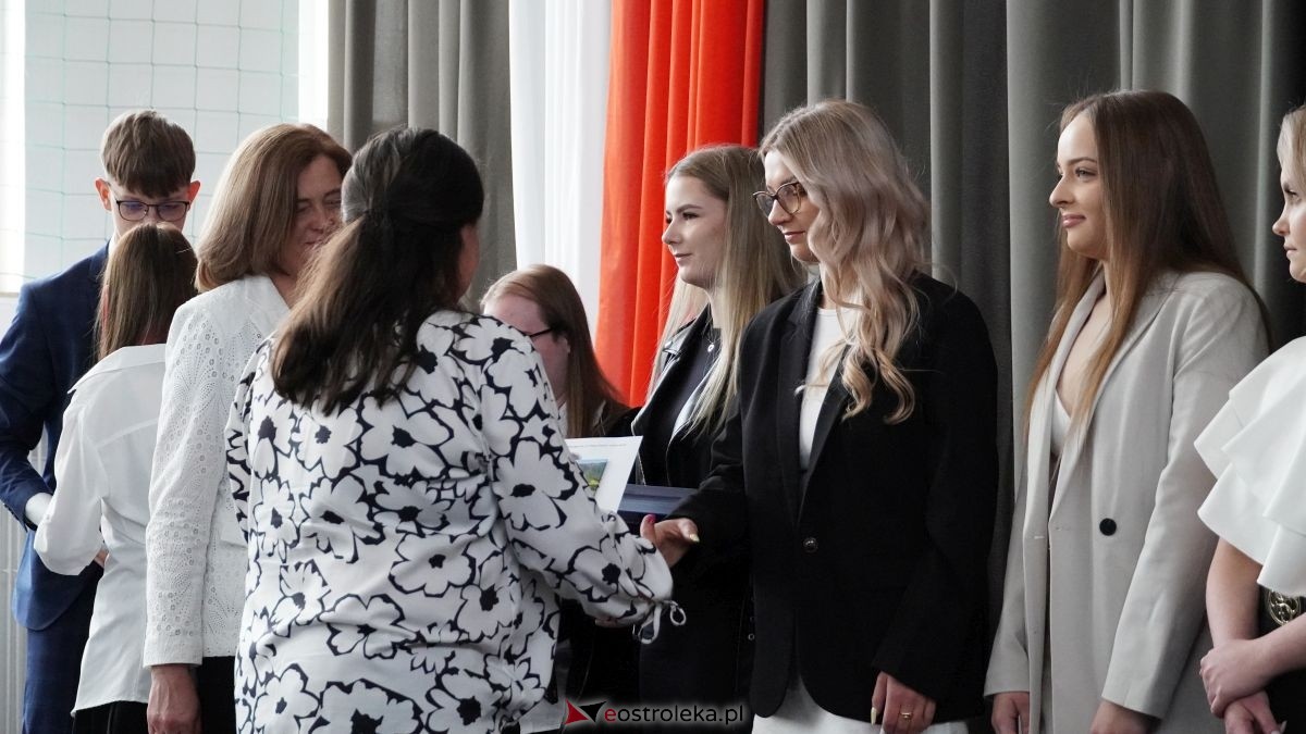 Zakończenie roku maturzystów z ZSZ nr 2 w Ostrołęce [24.04.2026] - zdjęcie #8 - eOstroleka.pl