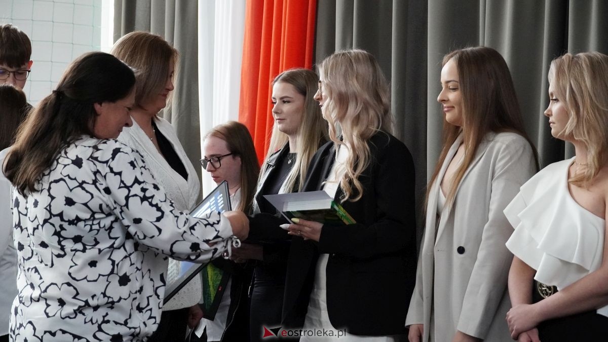 Zakończenie roku maturzystów z ZSZ nr 2 w Ostrołęce [24.04.2026] - zdjęcie #7 - eOstroleka.pl