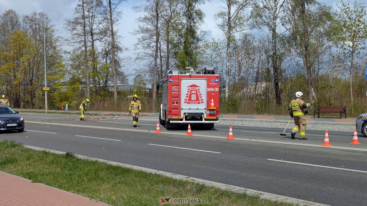 Powalone drzewo na ul. Ostrowskiej w Ostrołęce [26.04.2026] - zdjęcie #10 - eOstroleka.pl