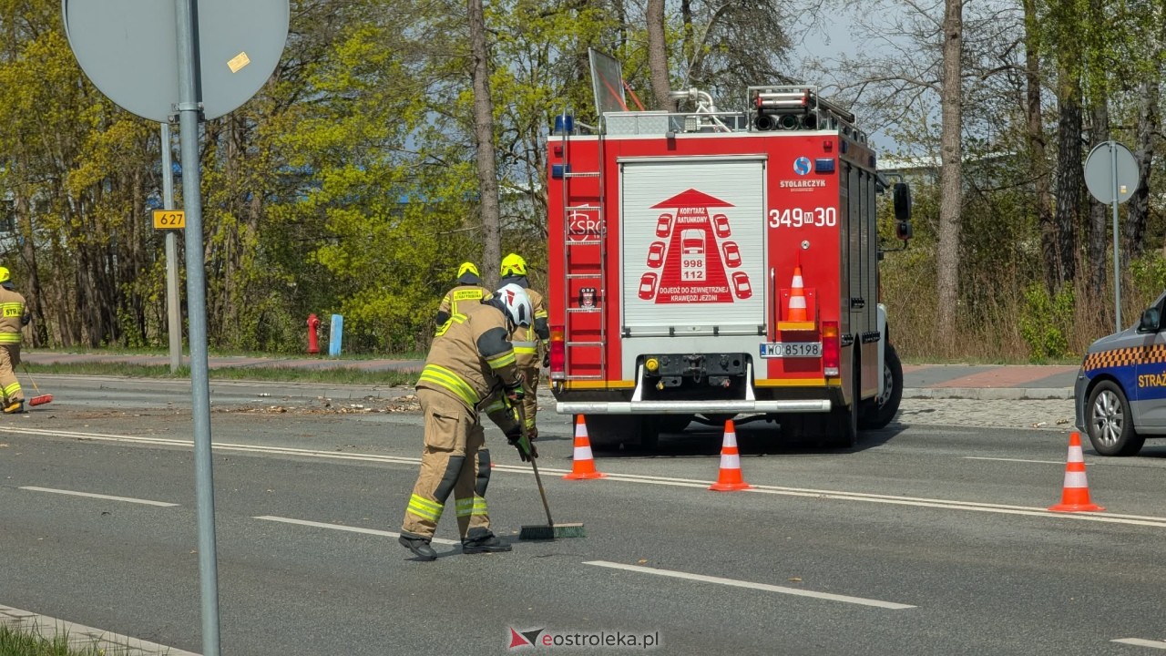 Powalone drzewo na ul. Ostrowskiej w Ostrołęce [26.04.2026] - zdjęcie #9 - eOstroleka.pl