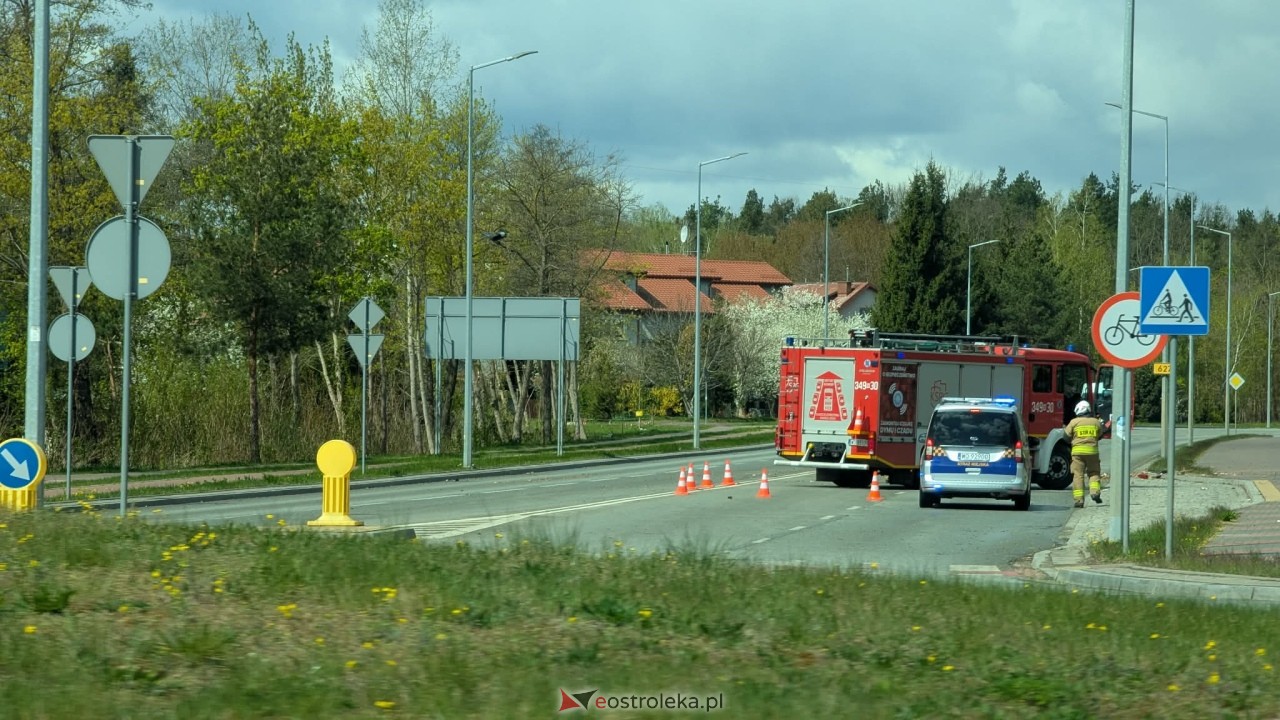 Powalone drzewo na ul. Ostrowskiej w Ostrołęce [26.04.2026] - zdjęcie #3 - eOstroleka.pl
