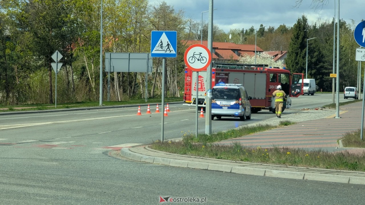 Powalone drzewo na ul. Ostrowskiej w Ostrołęce [26.04.2026] - zdjęcie #2 - eOstroleka.pl