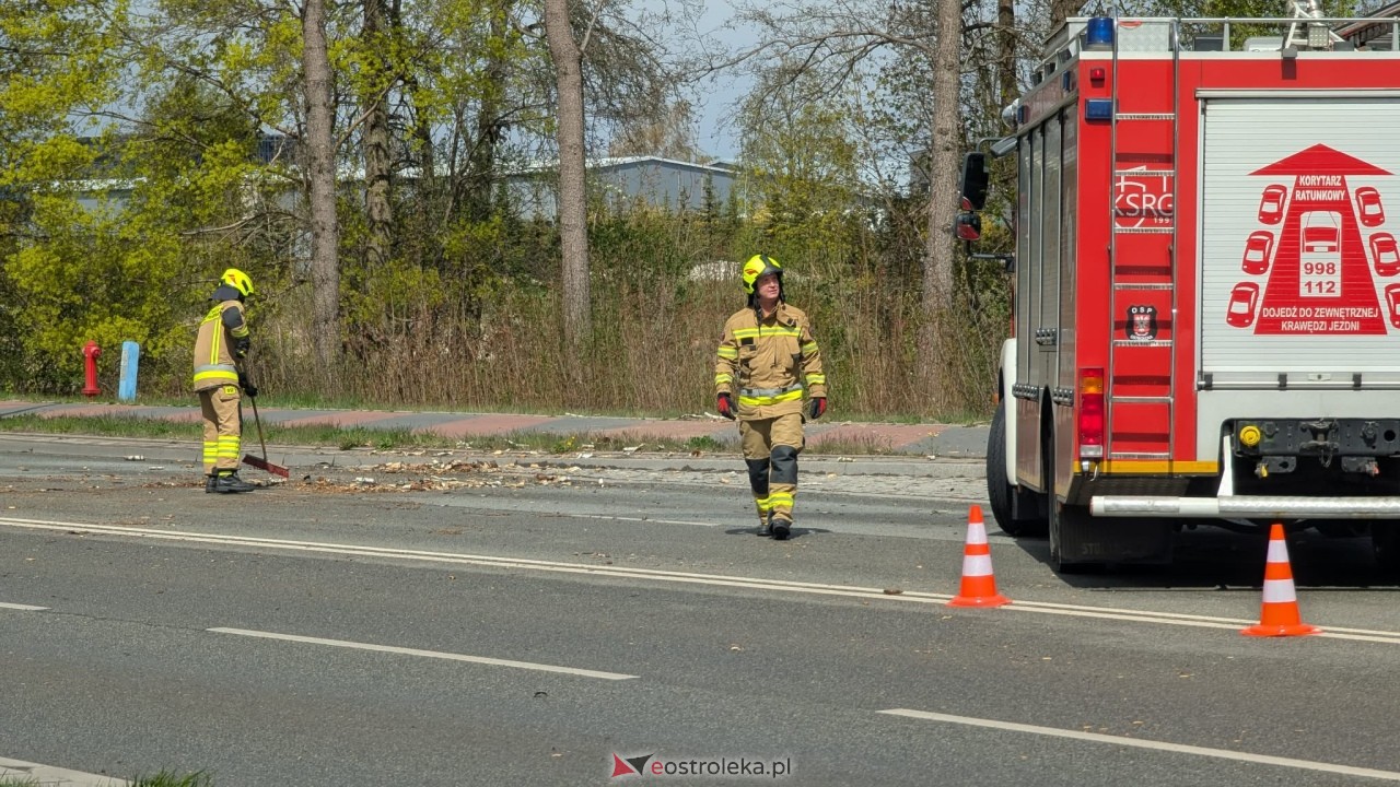 Powalone drzewo na ul. Ostrowskiej w Ostrołęce [26.04.2026] - zdjęcie #1 - eOstroleka.pl