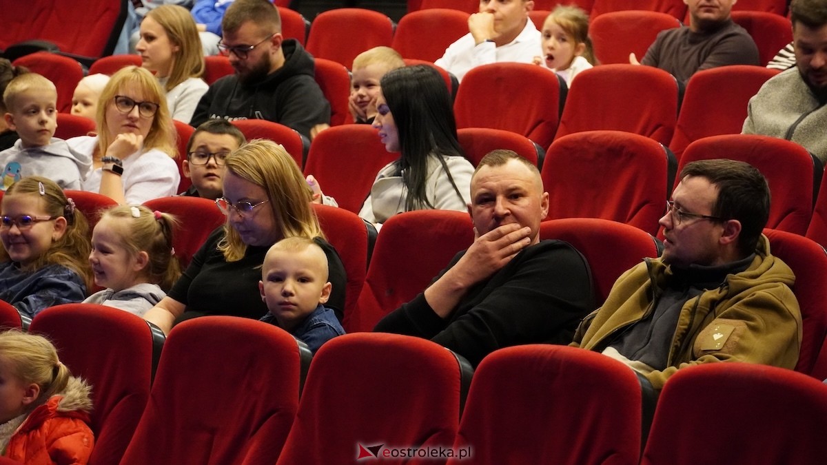 Teatr Bajaderka ze spektaklem Wszyscy na jednego w Ostrołęce [26.04.2026] - zdjęcie #35 - eOstroleka.pl