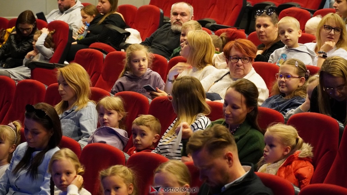 Teatr Bajaderka ze spektaklem Wszyscy na jednego w Ostrołęce [26.04.2026] - zdjęcie #34 - eOstroleka.pl