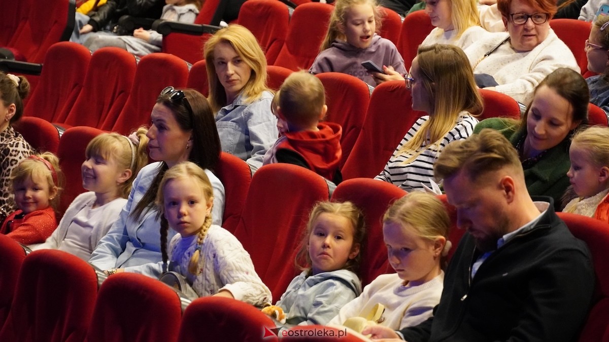 Teatr Bajaderka ze spektaklem Wszyscy na jednego w Ostrołęce [26.04.2026] - zdjęcie #33 - eOstroleka.pl