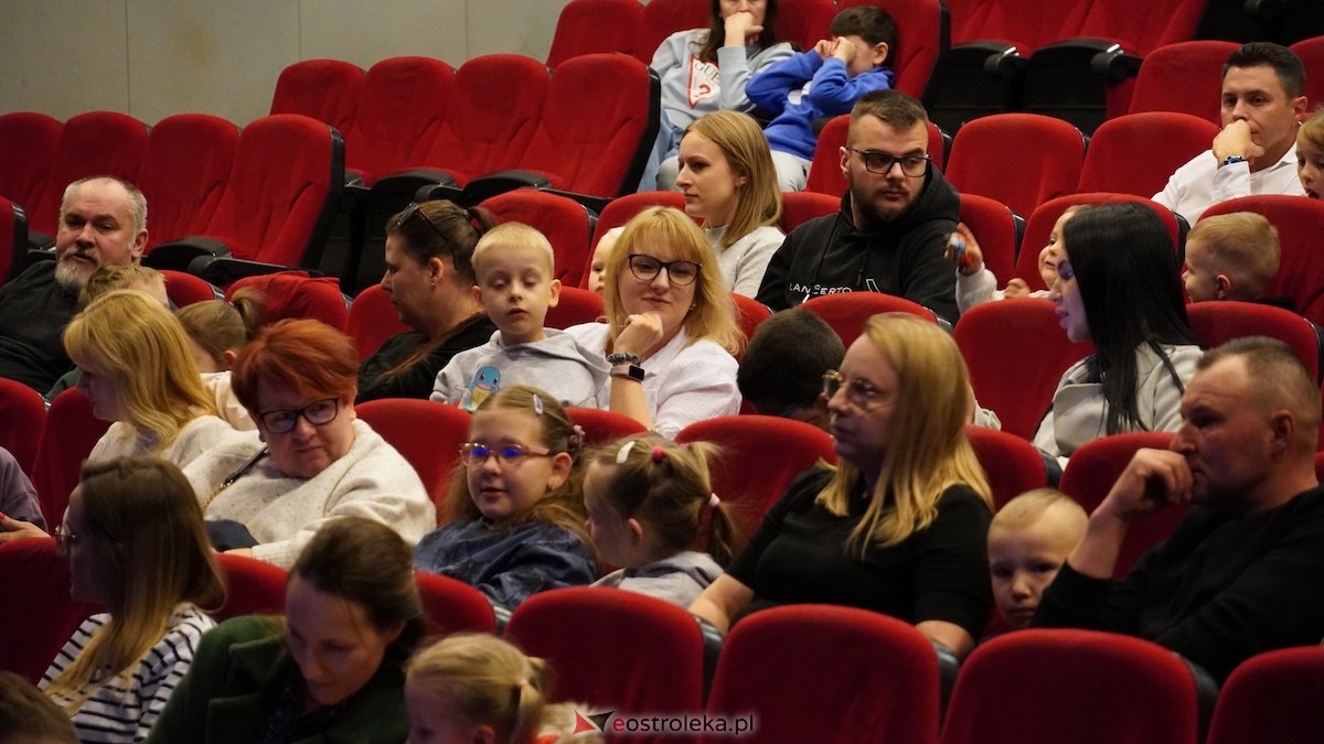 Teatr Bajaderka ze spektaklem Wszyscy na jednego w Ostrołęce [26.04.2026] - zdjęcie #32 - eOstroleka.pl