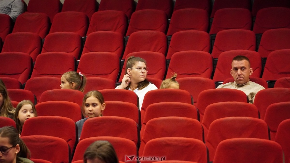 Teatr Bajaderka ze spektaklem Wszyscy na jednego w Ostrołęce [26.04.2026] - zdjęcie #27 - eOstroleka.pl