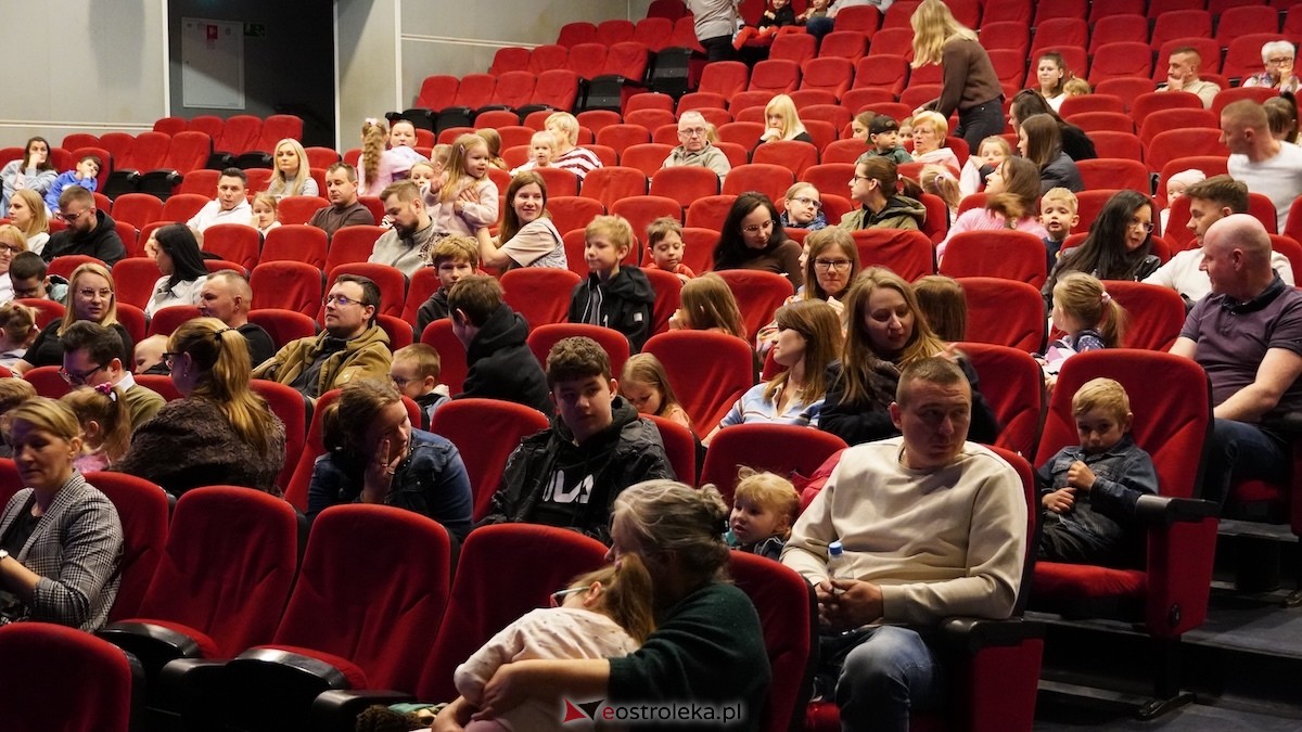 Teatr Bajaderka ze spektaklem Wszyscy na jednego w Ostrołęce [26.04.2026] - zdjęcie #24 - eOstroleka.pl