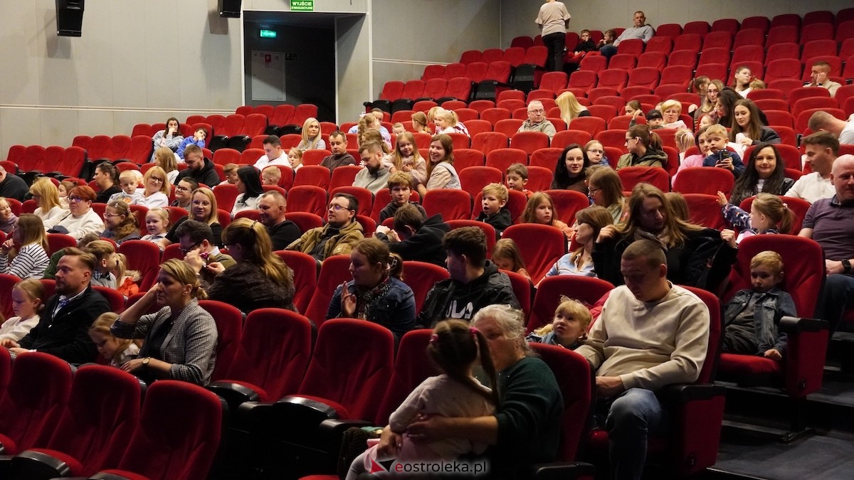 Teatr Bajaderka ze spektaklem Wszyscy na jednego w Ostrołęce [26.04.2026] - zdjęcie #23 - eOstroleka.pl