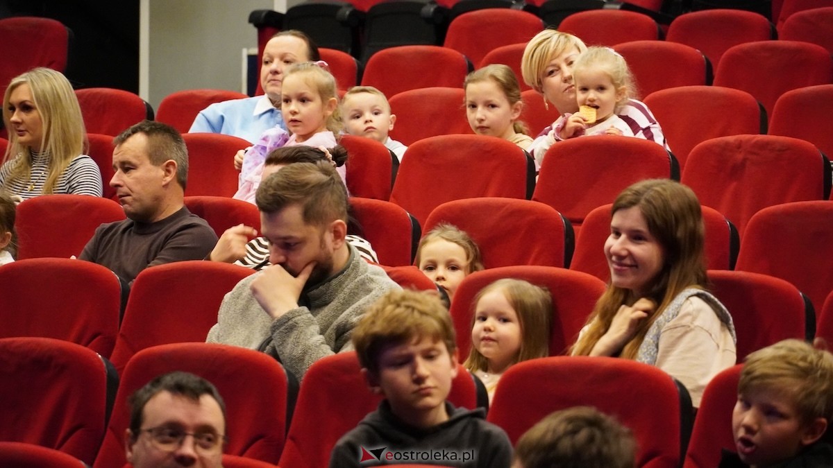 Teatr Bajaderka ze spektaklem Wszyscy na jednego w Ostrołęce [26.04.2026] - zdjęcie #22 - eOstroleka.pl