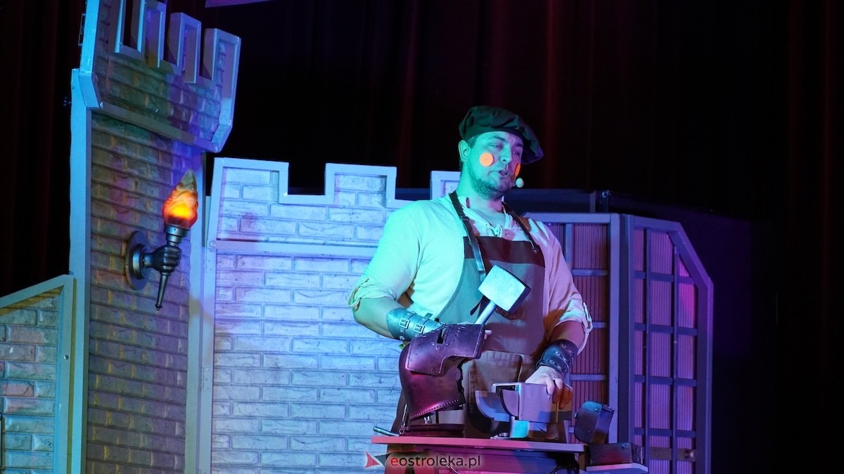 Teatr Bajaderka ze spektaklem Wszyscy na jednego w Ostrołęce [26.04.2026] - zdjęcie #17 - eOstroleka.pl