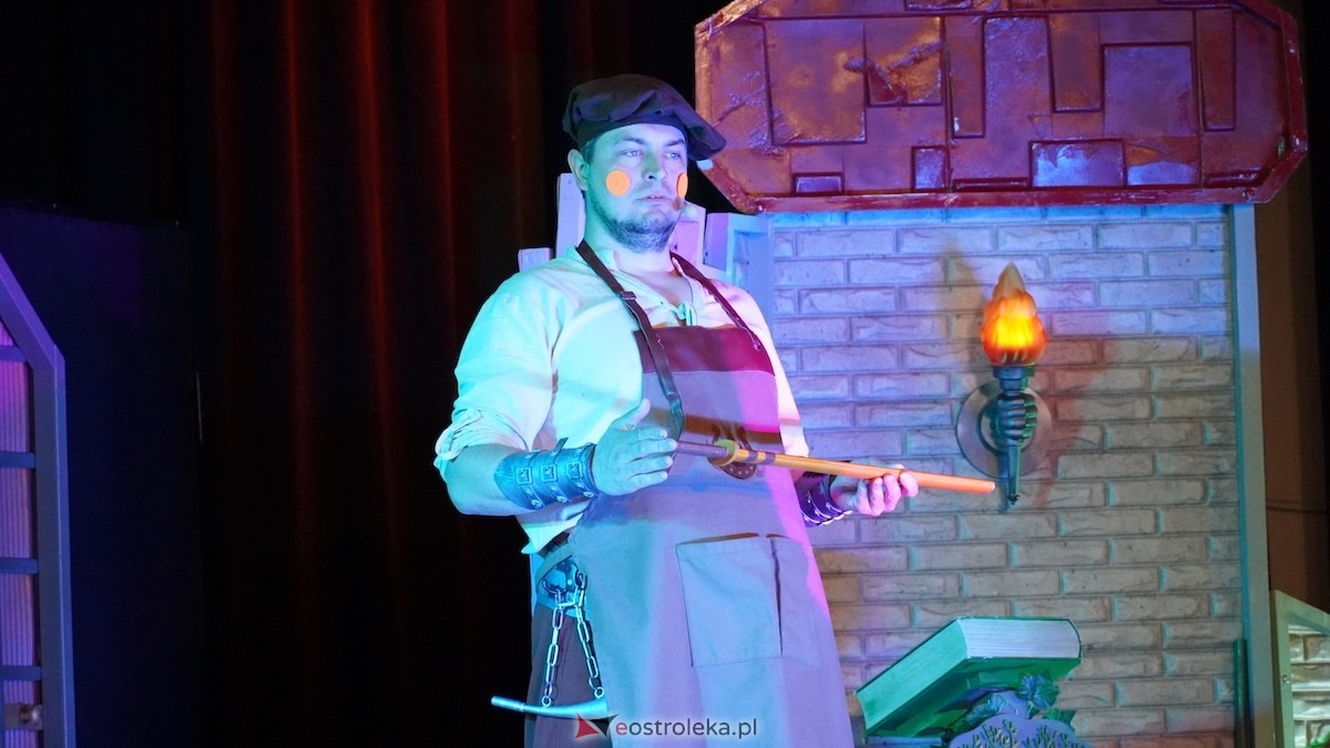 Teatr Bajaderka ze spektaklem Wszyscy na jednego w Ostrołęce [26.04.2026] - zdjęcie #14 - eOstroleka.pl