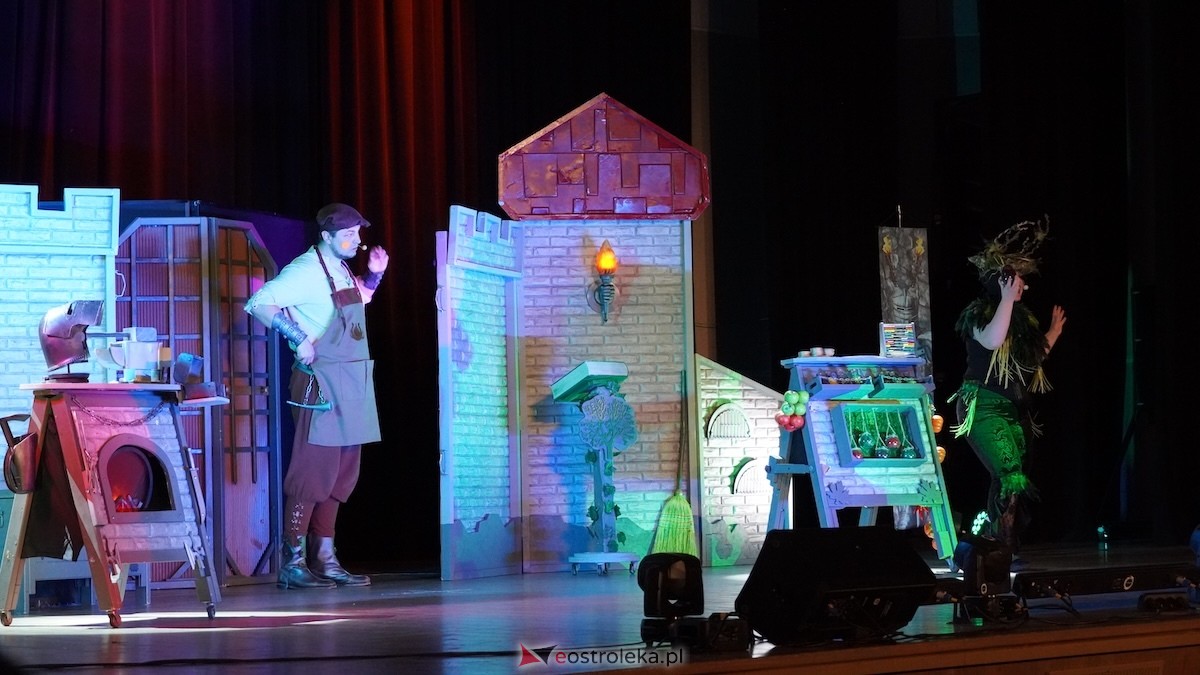 Teatr Bajaderka ze spektaklem Wszyscy na jednego w Ostrołęce [26.04.2026] - zdjęcie #9 - eOstroleka.pl