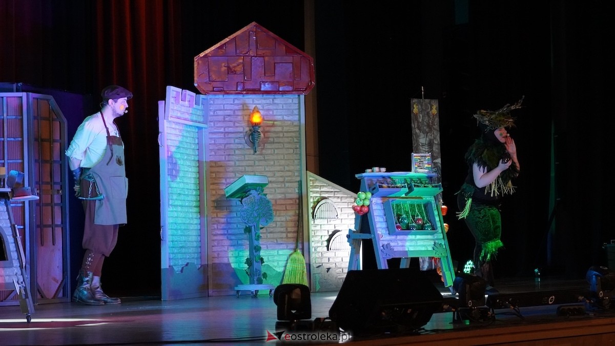 Teatr Bajaderka ze spektaklem Wszyscy na jednego w Ostrołęce [26.04.2026] - zdjęcie #8 - eOstroleka.pl