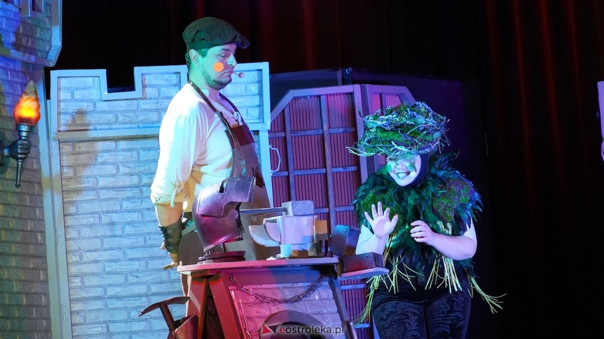 Teatr Bajaderka ze spektaklem Wszyscy na jednego w Ostrołęce [26.04.2026] - zdjęcie #6 - eOstroleka.pl