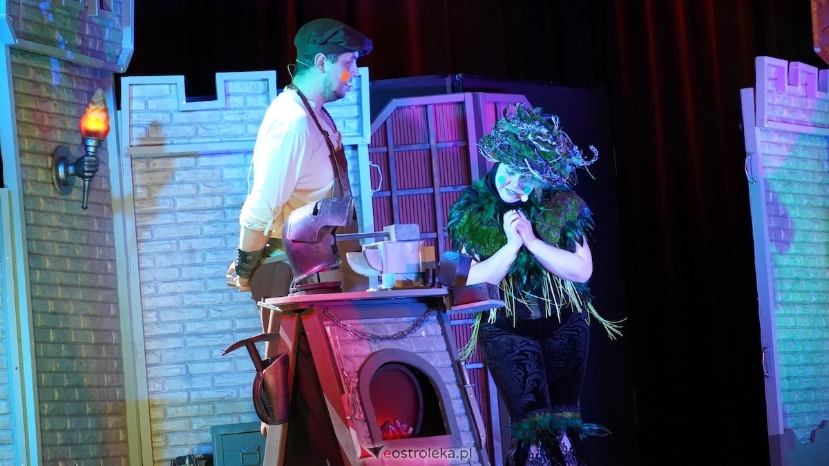 Teatr Bajaderka ze spektaklem Wszyscy na jednego w Ostrołęce [26.04.2026] - zdjęcie #5 - eOstroleka.pl